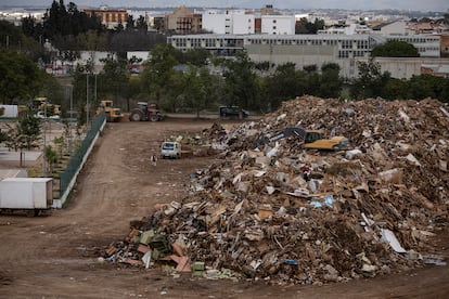 Campos de fútbol con trituradoras y canteras para deshacerse a contrarreloj de 2.500 toneladas de basura al día en Valencia