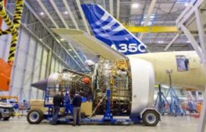 Motor y secci&oacute;n de cola del A350 en la planta de Airbus de Getafe.