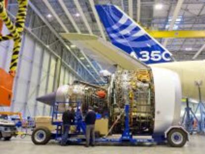 Motor y secci&oacute;n de cola del A350 en la planta de Airbus de Getafe.