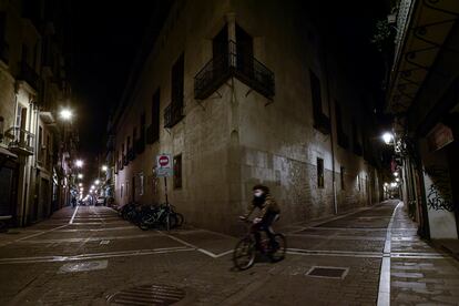 Una calle casi vacía en Pamplona este sábado. 