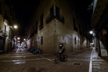 Una calle casi vacía en Pamplona este sábado. 