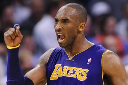 Kobe celebra una canasta en el partido ante los Thunder.