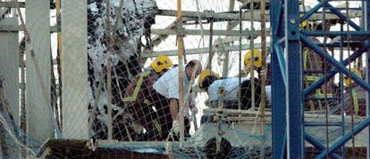 Los bomberos, en el lugar del siniestro el 24 de octubre de 2005.