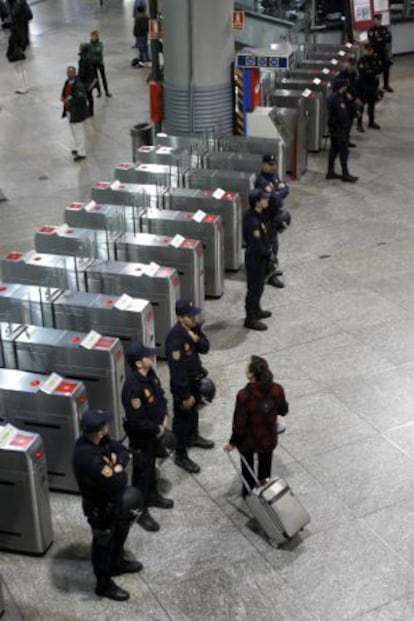 Policías controlan los accesos a Atocha.