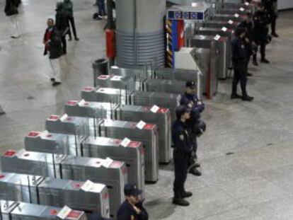 Policías controlan los accesos a Atocha.