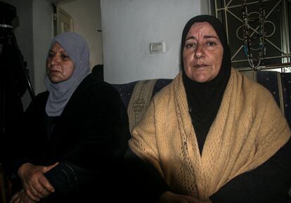 A la derecha, Um Quteiba, hermana del número dos de Hamás, Saleh al Aruri, en su casa de Arura, este miércoles.