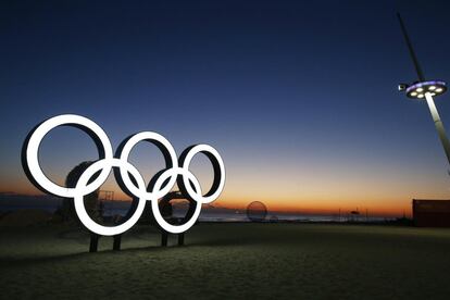 Vista general de los anillos olímpicos instalados en la playa Gyeongpo, cerca de los escenarios deportivos Gangneung Ice Arena, Oval y Hockey Centre, para los Juegos Olímpicos de Invierno de PyeongChang (Core del Sur).