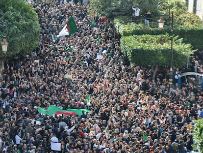 Manifestantes argelinos protestan contra las elecciones el 12 de diciembre.