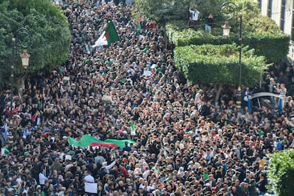 Manifestantes argelinos protestan contra las elecciones el 12 de diciembre.