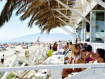 El 'beach club' Bienstar Tarifa, ideal para ver la puesta de sol, está junto a la isla de las Palomas.