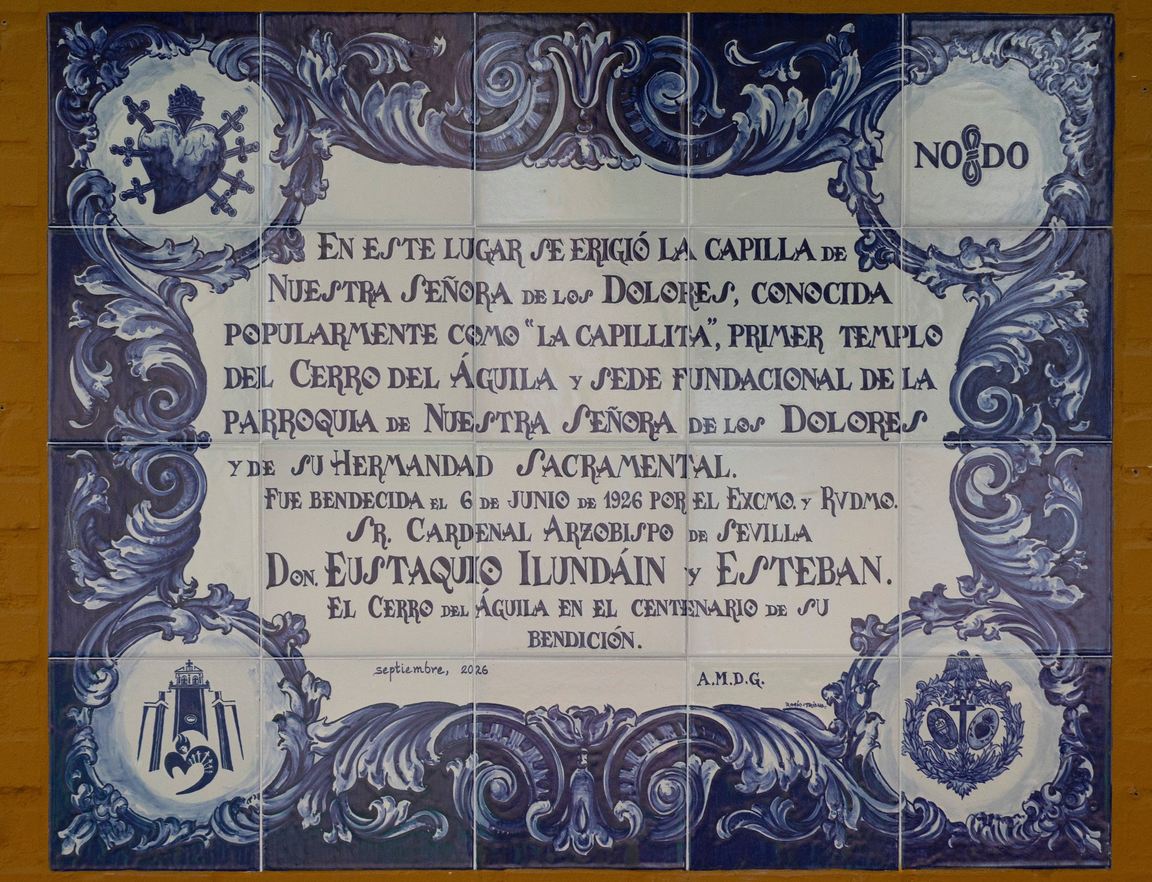 Vecinos del barrio del Cerro del Águila colocan una placa alternativa a la que puso el Ayto, en la que citaba a un cardenal franquista. En la imagen la placa original.