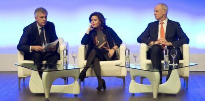 La vicepresidenta del Gobierno, Soraya Sáenz de Santamaría, junto al presidente y CEO del Consejo Mundial del Turismo (WTTC), David Scowsill (d), y el presidente del comité organizador de la Summit Madrid Shopping Tourism & Economy, Juan Antonio Samaranch.