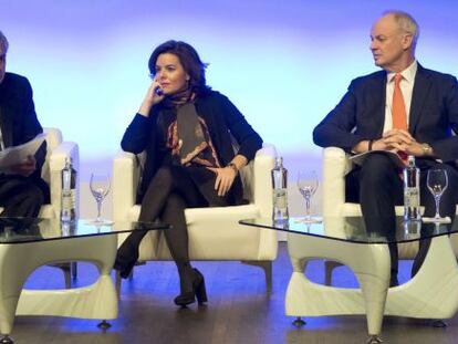 La vicepresidenta del Gobierno, Soraya S&aacute;enz de Santamar&iacute;a, junto al presidente y CEO del Consejo Mundial del Turismo (WTTC), David Scowsill (d), y el presidente del comit&eacute; organizador de la Summit Madrid Shopping Tourism &amp; Economy, Juan Antonio Samaranch.