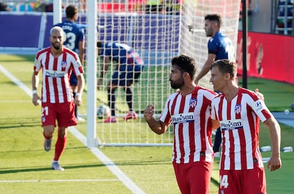 Diego Costa y Marcos Llorente celebran el gol del Atlético al Levante tras una gran jugada del segundo. / José Jordán (AFP)