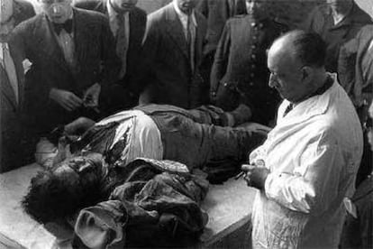 El cadáver de José Calvo Sotelo, antes de que se le practicara la autopsia. El asesinato de este político fue uno de los detonantes de la sublevación militar.
