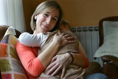 Marta y su hija Alicia, de tres años y enferma de leucemia.