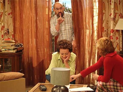 Javier Cámara, con Amparo Baró y Anabel Alonso (derecha), en el ensayo del episodio 200 de <i>7 vidas.</i>