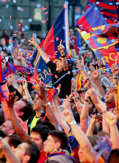 Seguidores del Barcelona celebran la victoria en la Liga en la plaza de Cataluña.