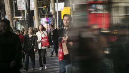 Compradores de rebajas, ayer en la plaza de Catalunya de Barcelona.