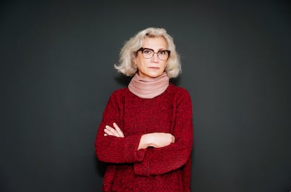 Carme Pinós posa para ICON Design con un gesto que desvela que lo que más le molesta es la falta de contenido y de intención.