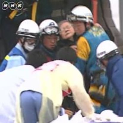 Los equipos de rescate han hallado a dos supervivientes de 80 y 16 años entre las ruinas del  pueblo de Ishinomaki nueve días después del terremoto