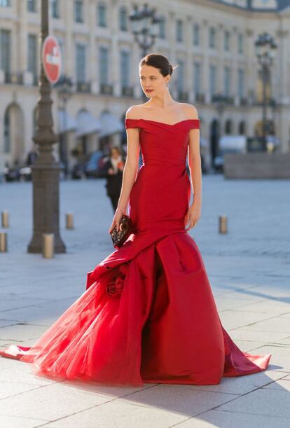 En la imagen, una invitada a las afueras del desfile de Schiaparelli con un vestido de gala, excesivo para un evento de estas características.