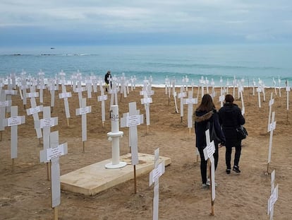Exposición en la playa de Vinarós el pasado 8 de marzo con 731 cruces que representan a las mujeres asesinadas por violencia machista desde 2007.