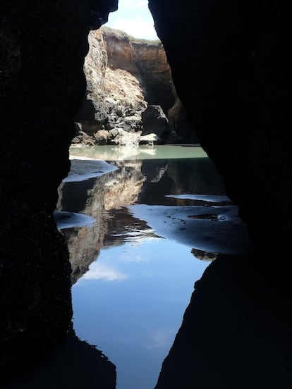 El momento en que llega la marea alta crea bellas imágenes entre las distintas grutas.