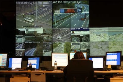 Pantallas con definición digital en la sala de control de radares y de la red vial en las instalaciones de la Ertzaintza en Bilbao.