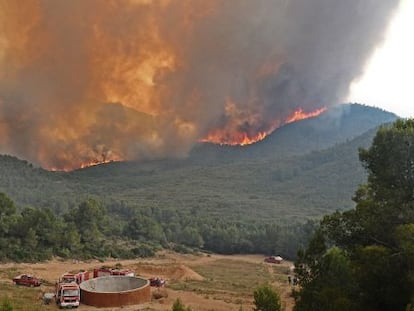 Trabajos de extinci&oacute;n del fuego que arde en la sierra de Tivissa.