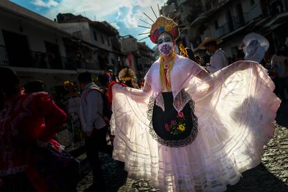 Una joven mexicana, vestida como La Catrina, se presenta durante las celebraciones del Día de Muertos el 29 de octubre de 2021 en Taxco de Alarcón (México).