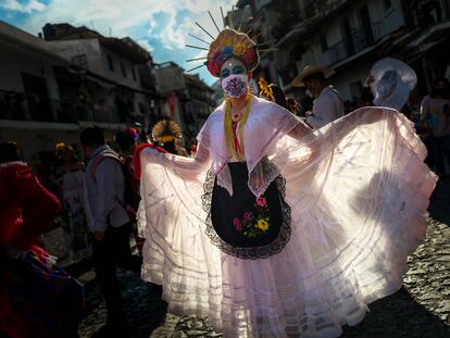 Una joven mexicana, vestida como La Catrina, se presenta durante las celebraciones del Día de Muertos el 29 de octubre de 2021 en Taxco de Alarcón (México).