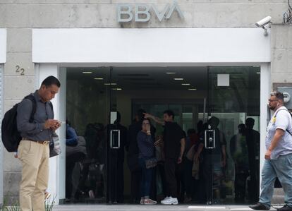 Usuarios frente a una sucursal de BBVA en Ciudad de México