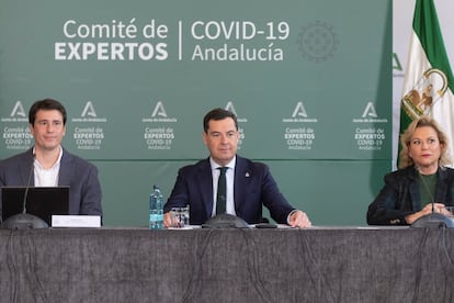 El presidente de la Junta de Andalucía, Juan Manuel Moreno, durante la reunión del comité de expertos para analizar la situación del covid en Andalucía celebrada en el Palacio de San Telmo.