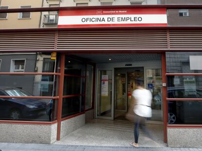 Vista del exterior de una oficina de empleo en Madrid.