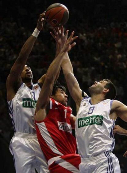 Massey y Reyes (a la derecha) luchan con Printezis por atrapar el balón en un rebote.