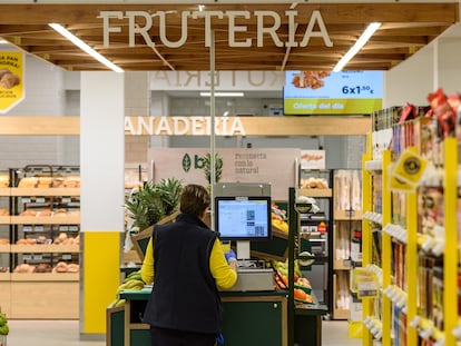 Interior de un supermercado Alimerka.