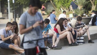 Adolescents juguen a Pok&eacute;mon Go a la Ciutadella aquest dijous.