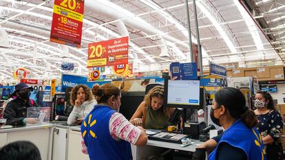 Trabajadoras atienden a la clientela de un supermercado en Ciudad de México.