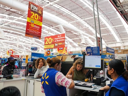 Trabajadoras atienden a la clientela de un supermercado en Ciudad de México.