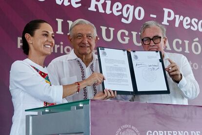 Claudia Sheinbaum, López Obrador y Rubén Rocha Moya, en un evento oficial en El Rosario (Estado de Sinaloa) en agosto pasado.