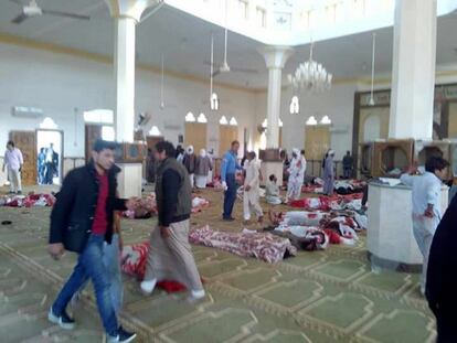 Varias personas permanecen junto a cuerpos sin vida en el interior la mezquita donde se ha producido el atentado.