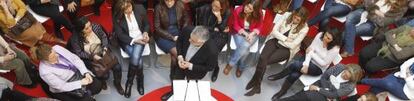 José Antonio Griñán, en el centro, el sábado en la sede del PSOE.