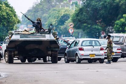 O ministro da Economia, Ignatius Chombo, um dos principais líderes do partido governamental, foi detido. Na imagem, soldados controlam a circulação em uma rua em Harare