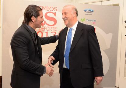 Los entrenadores Diego Simeone y Vicente del Bosque se saludan en el 'photocall'.