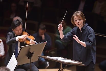 Anna Rakitina dirigiendo la Sinfonía núm. 1 de Dmitri Shostakóvich el jueves por la mañana en la Gewandhaus de Leipzig.