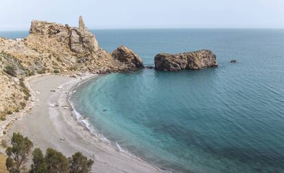 La Rijana (Granada), escondida en una cala, es una playa de arenas oscuras y aguas cristalinas.