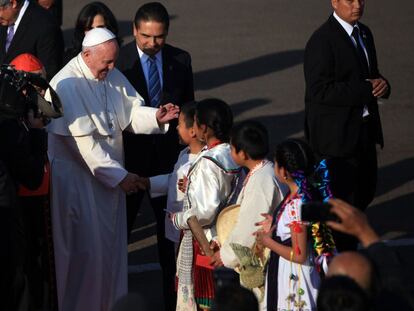 Un grupo de niños recibe al Papa en el aeropuerto de Morelia.