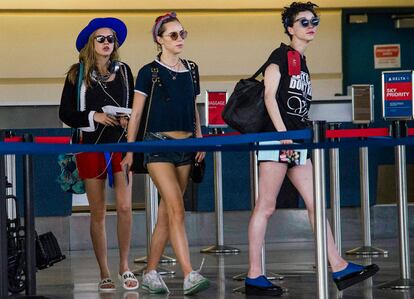 Cara Delevingne, Suki Waterhouse y St. Vincent pasando de los paparazzis y tirando de ‘looks’ informales.