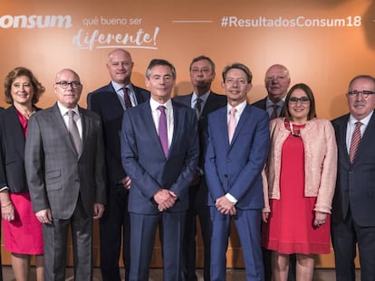 El director general de Consum, José Luis Durich, en el centro con la dirección de la empresa. 